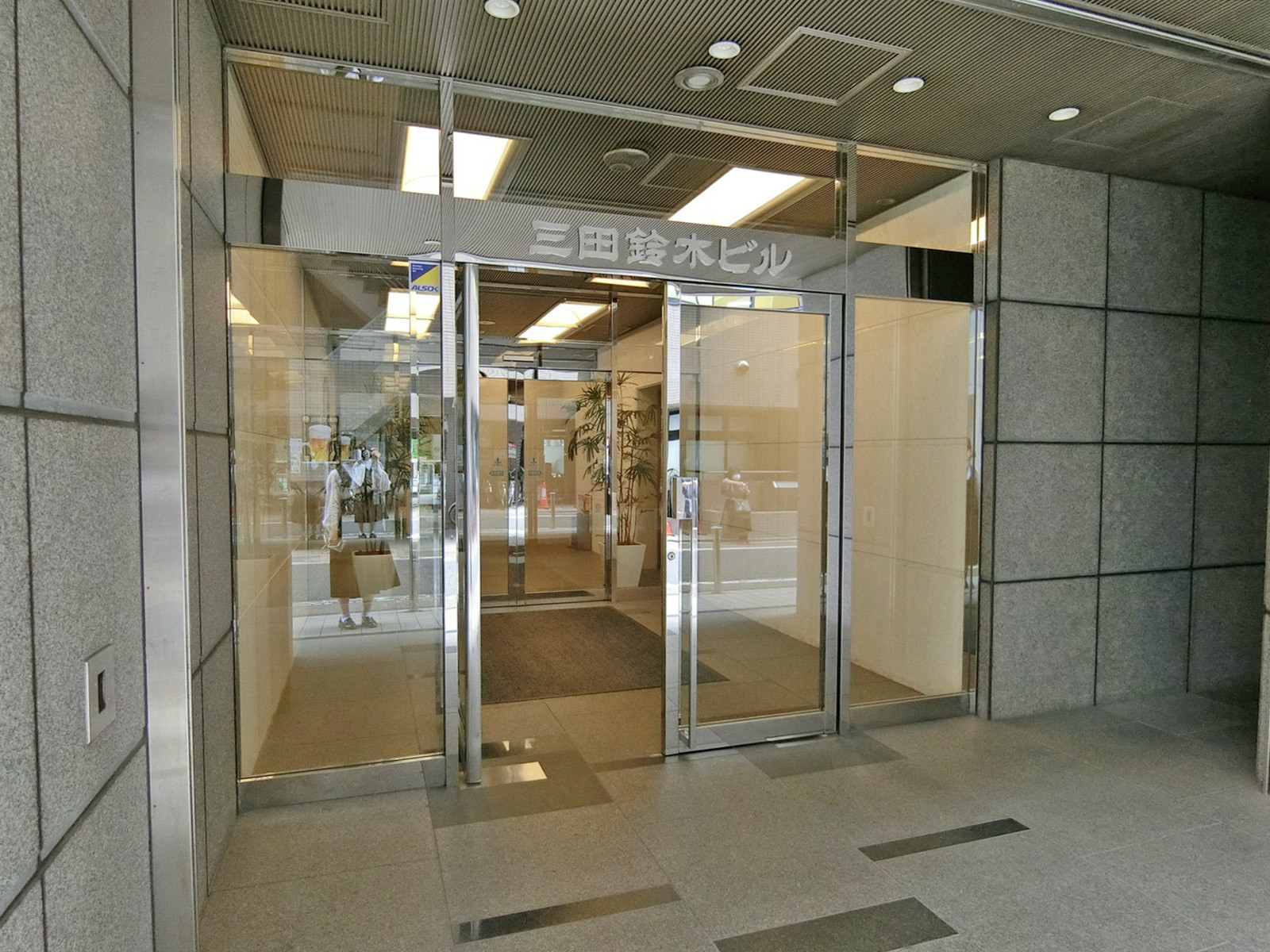 オフィスビル出入口