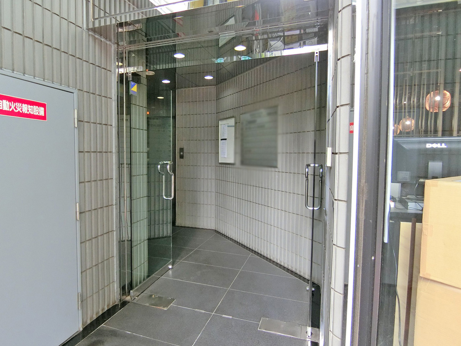 オフィスビル出入口