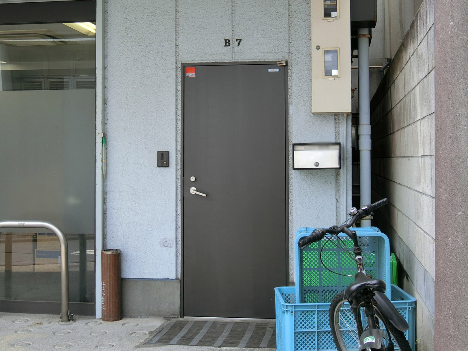 オフィスビル出入り口