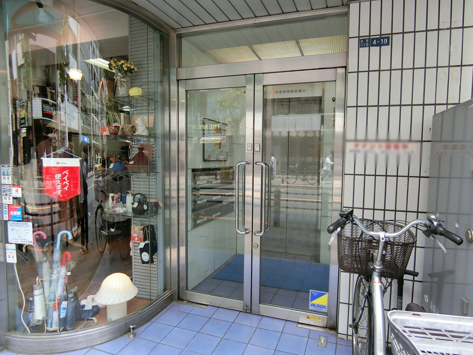 オフィスビル出入口