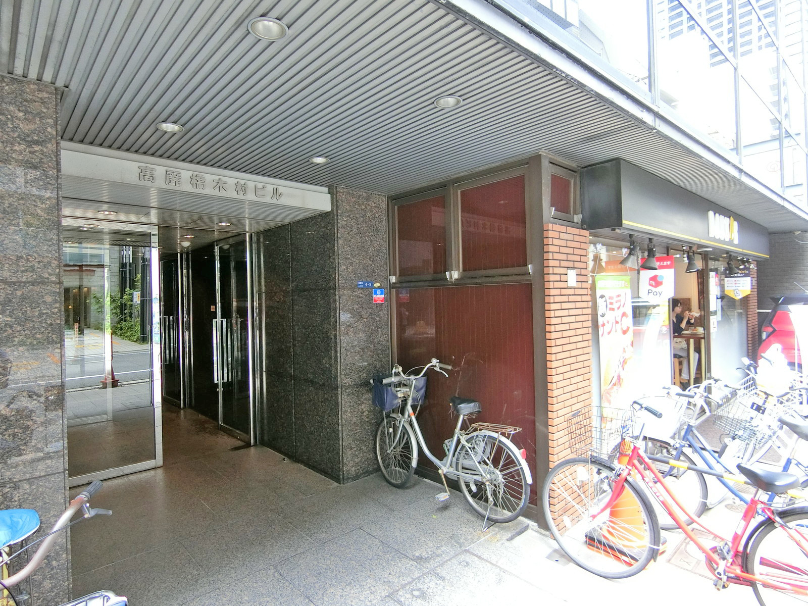 オフィスビル出入口