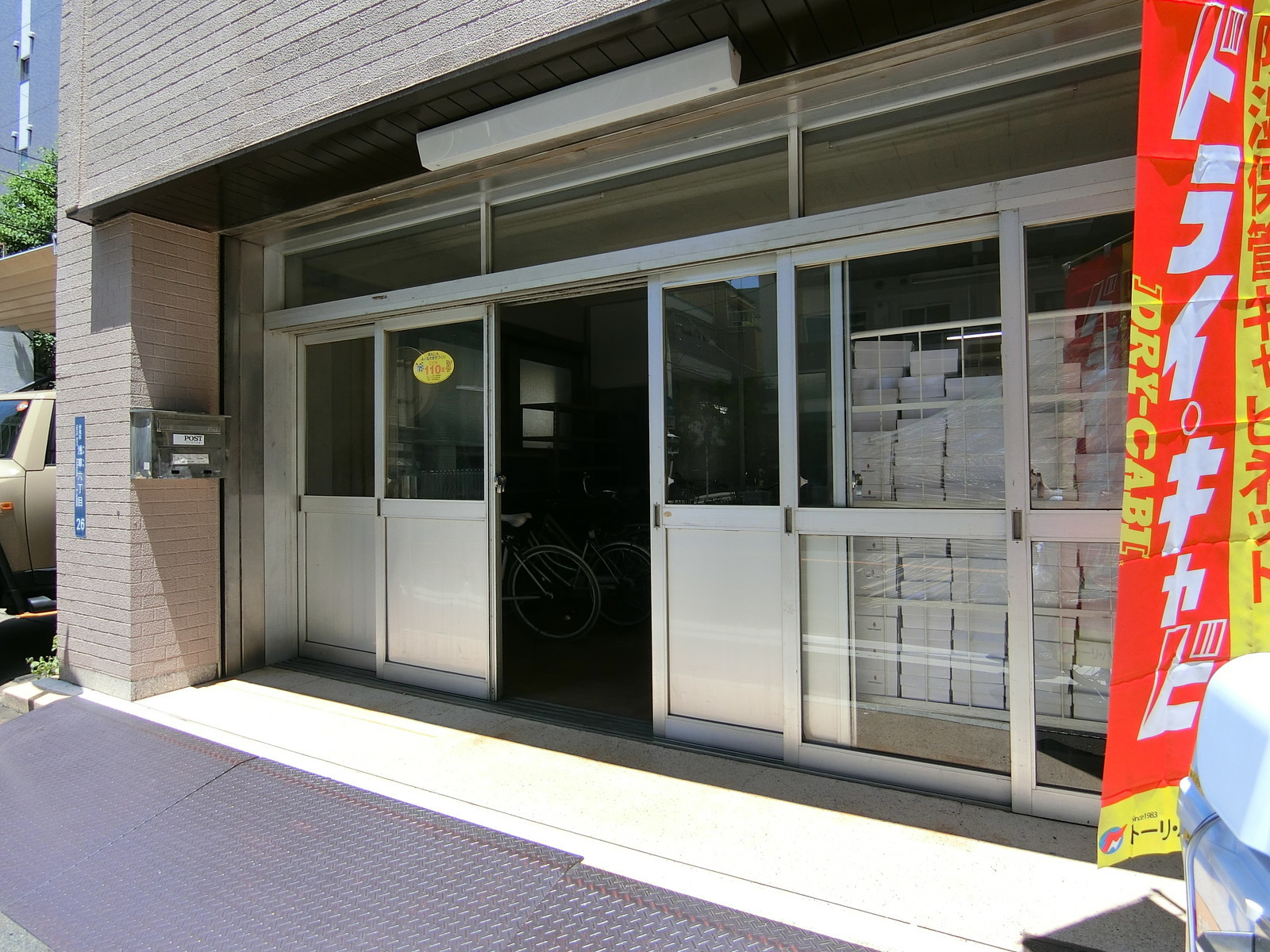 オフィスビル出入口