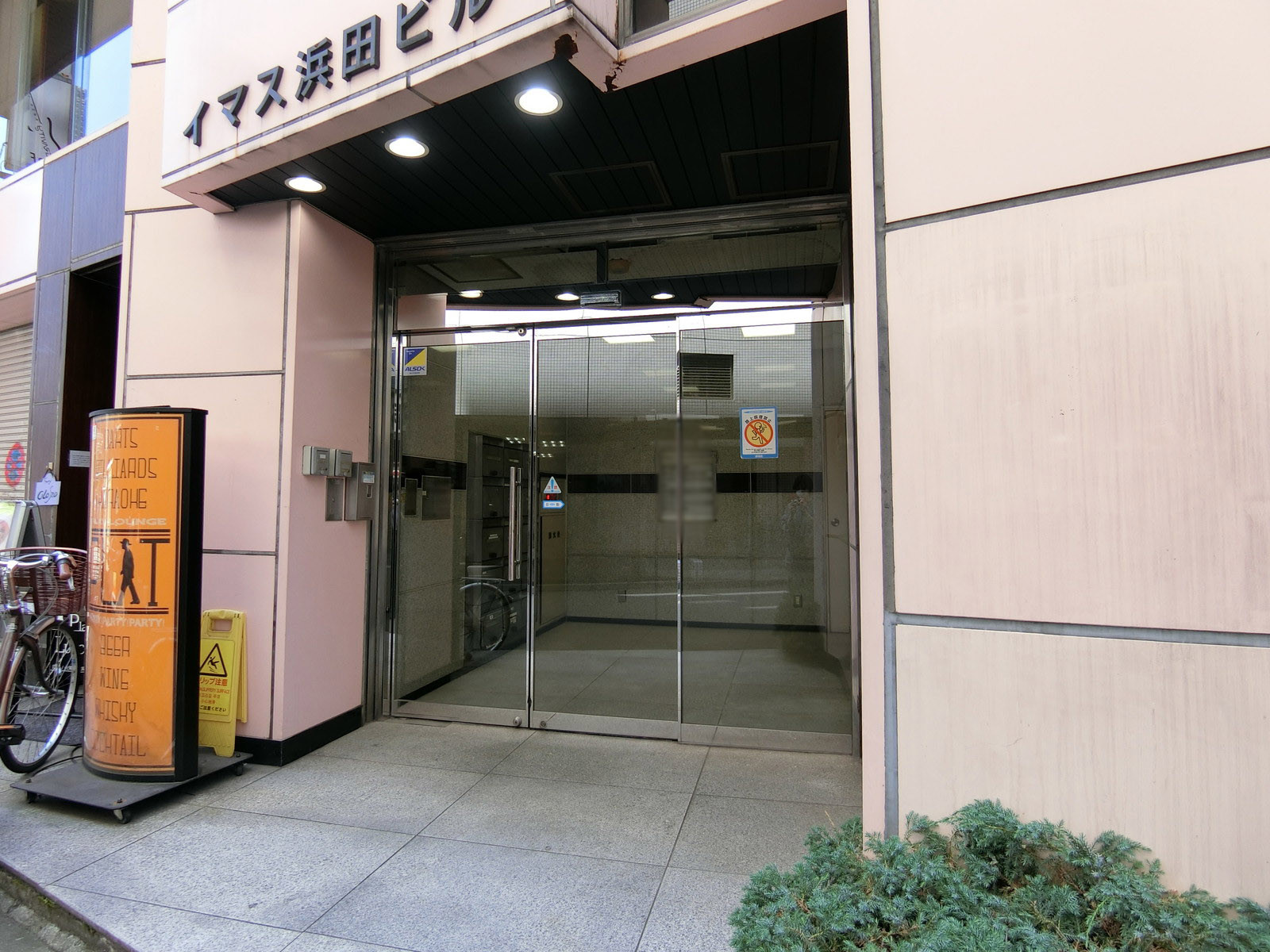 オフィスビル出入り口