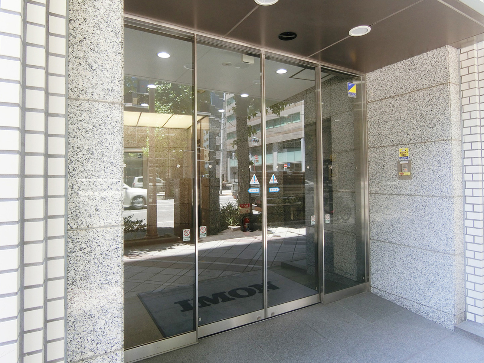 オフィスビル出入り口