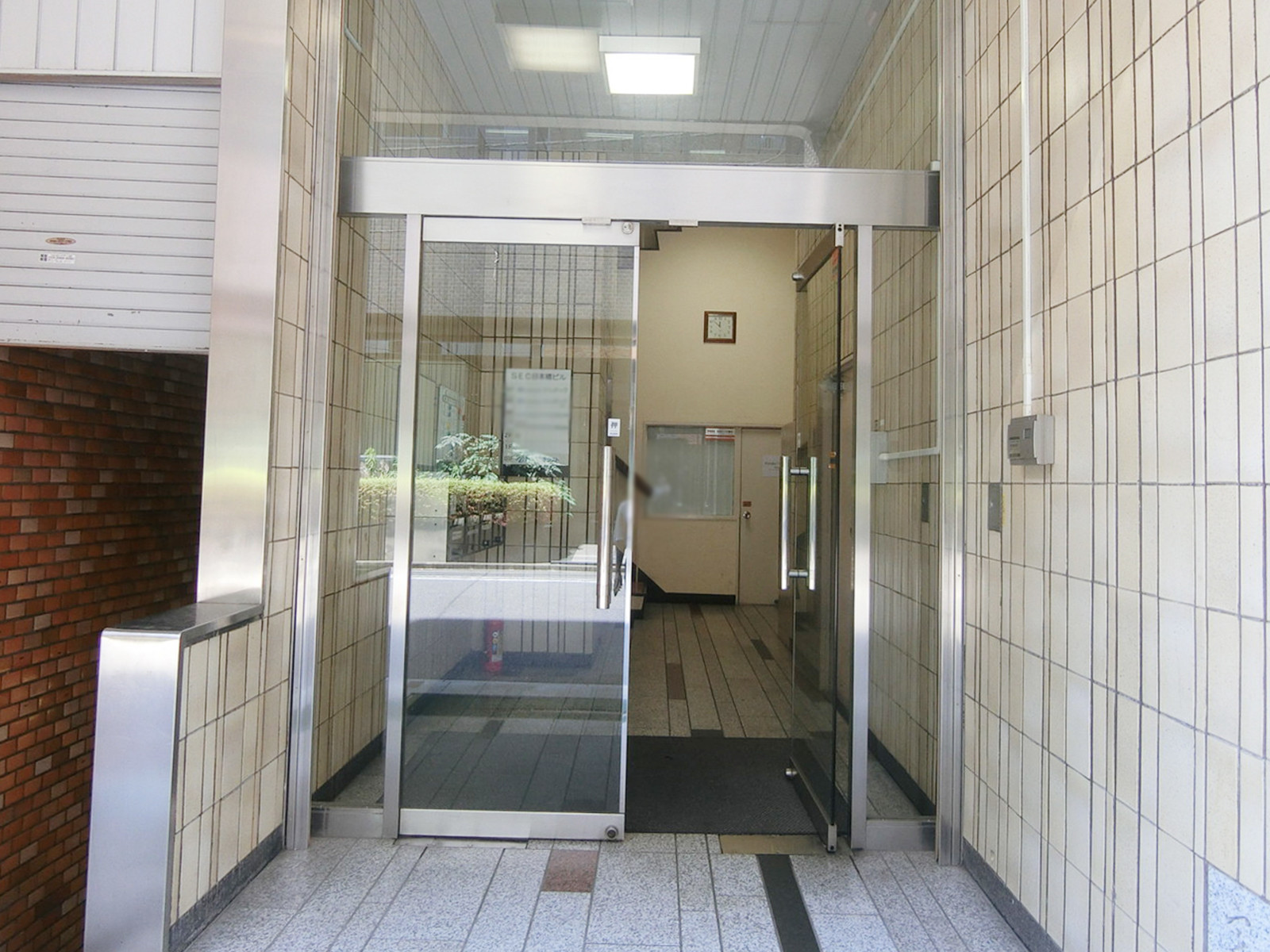オフィスビル出入り口