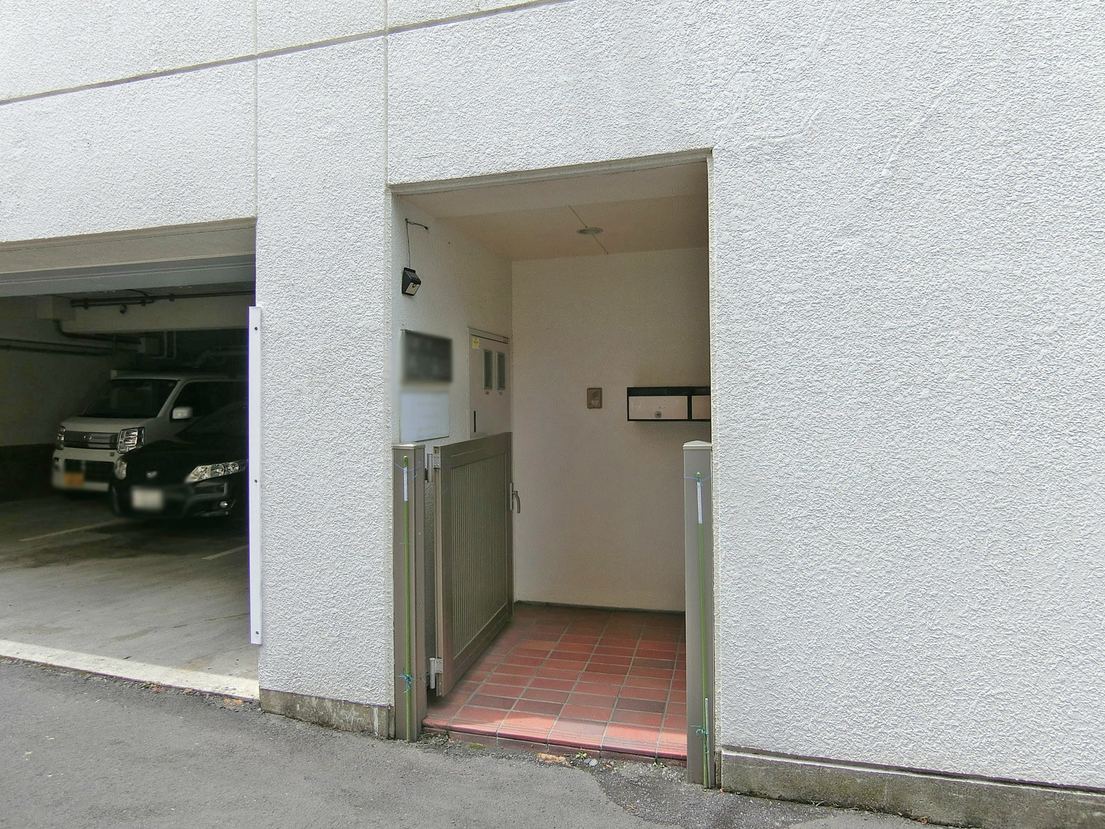 オフィスビル出入り口