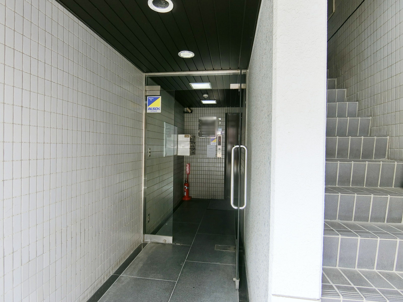 オフィスビル出入り口