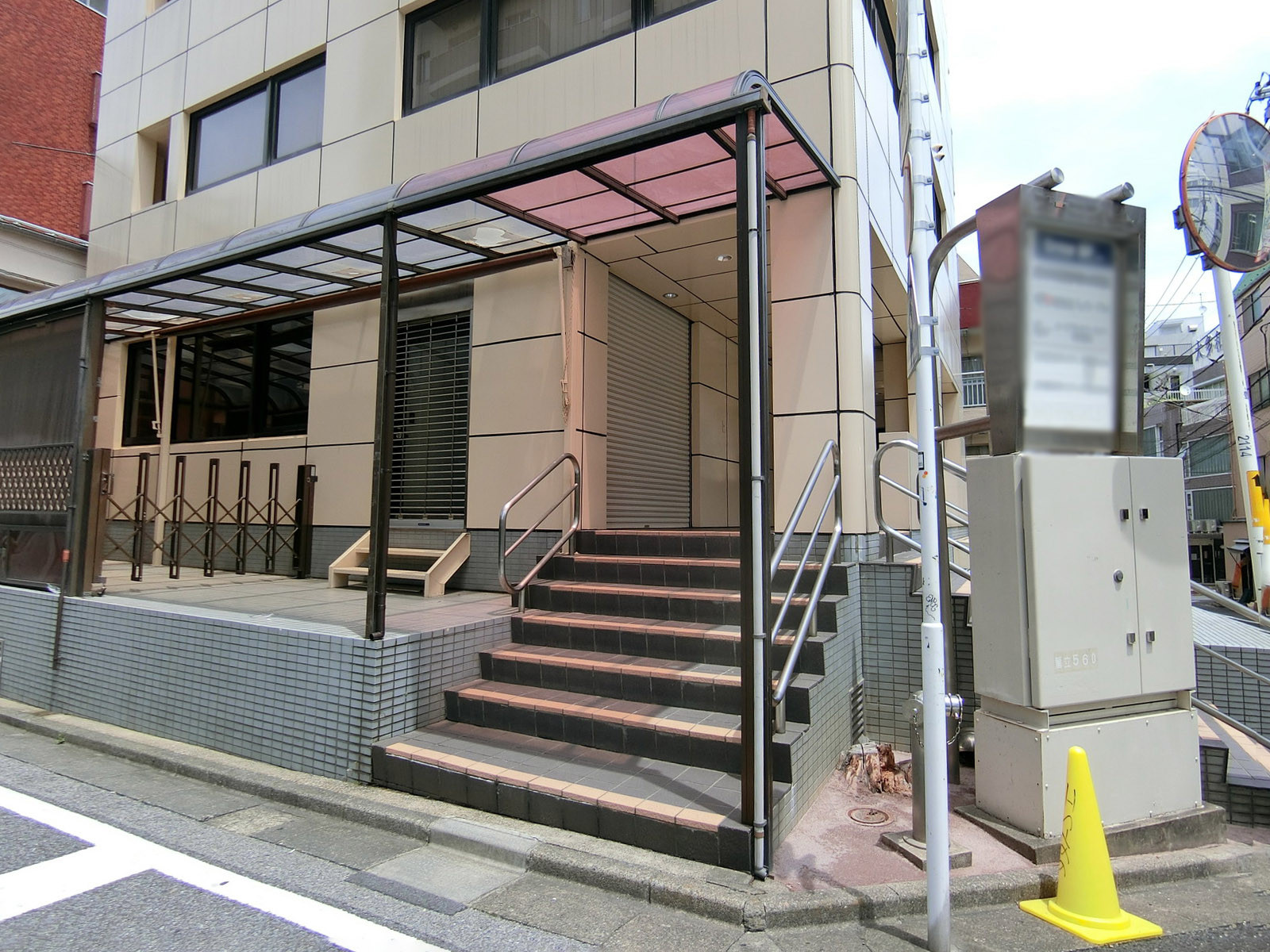 オフィスビル出入り口