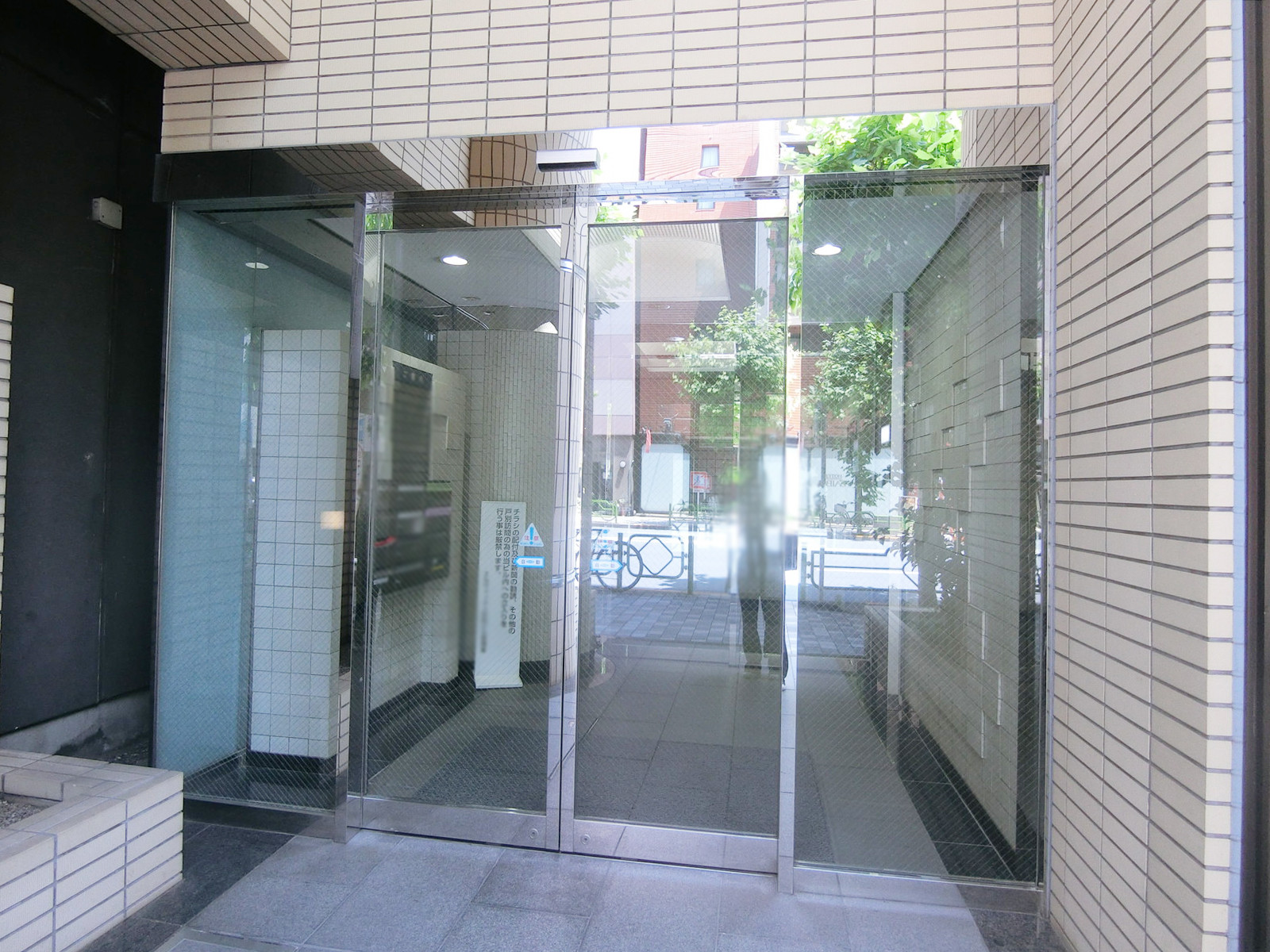 オフィスビル出入り口