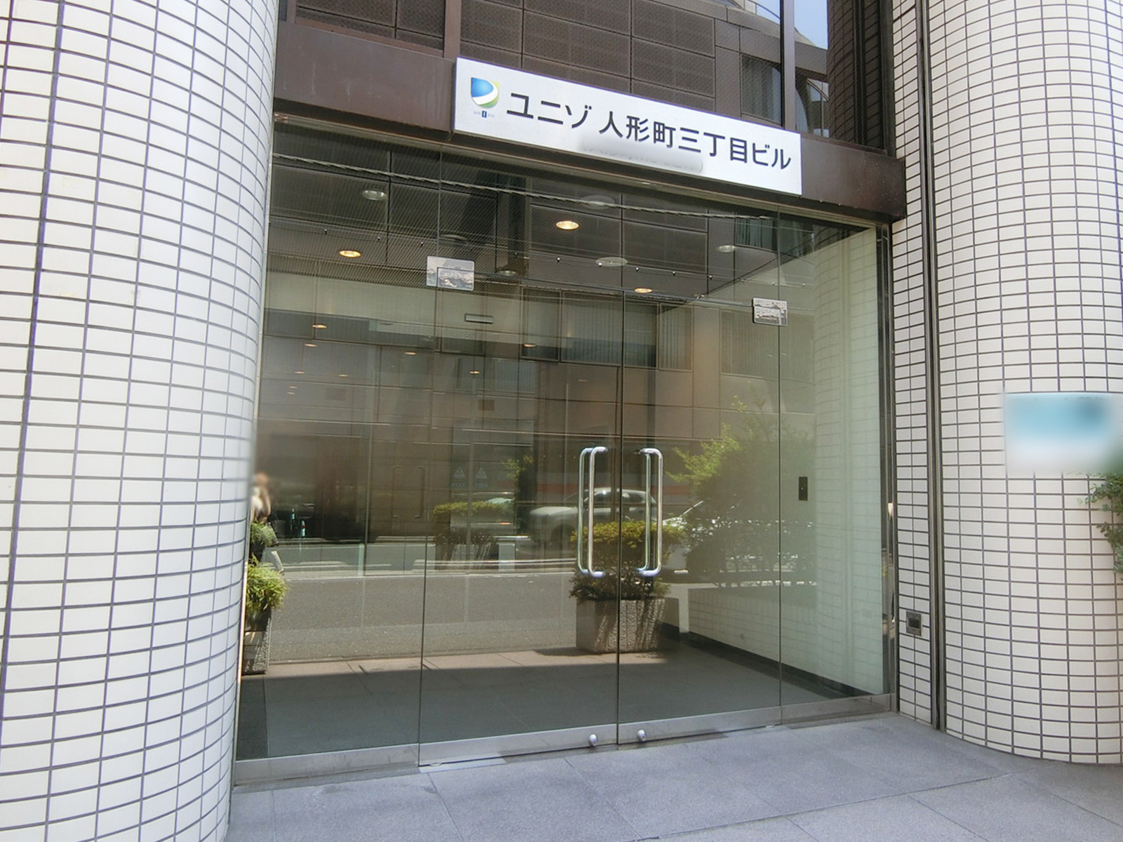 オフィスビル出入り口