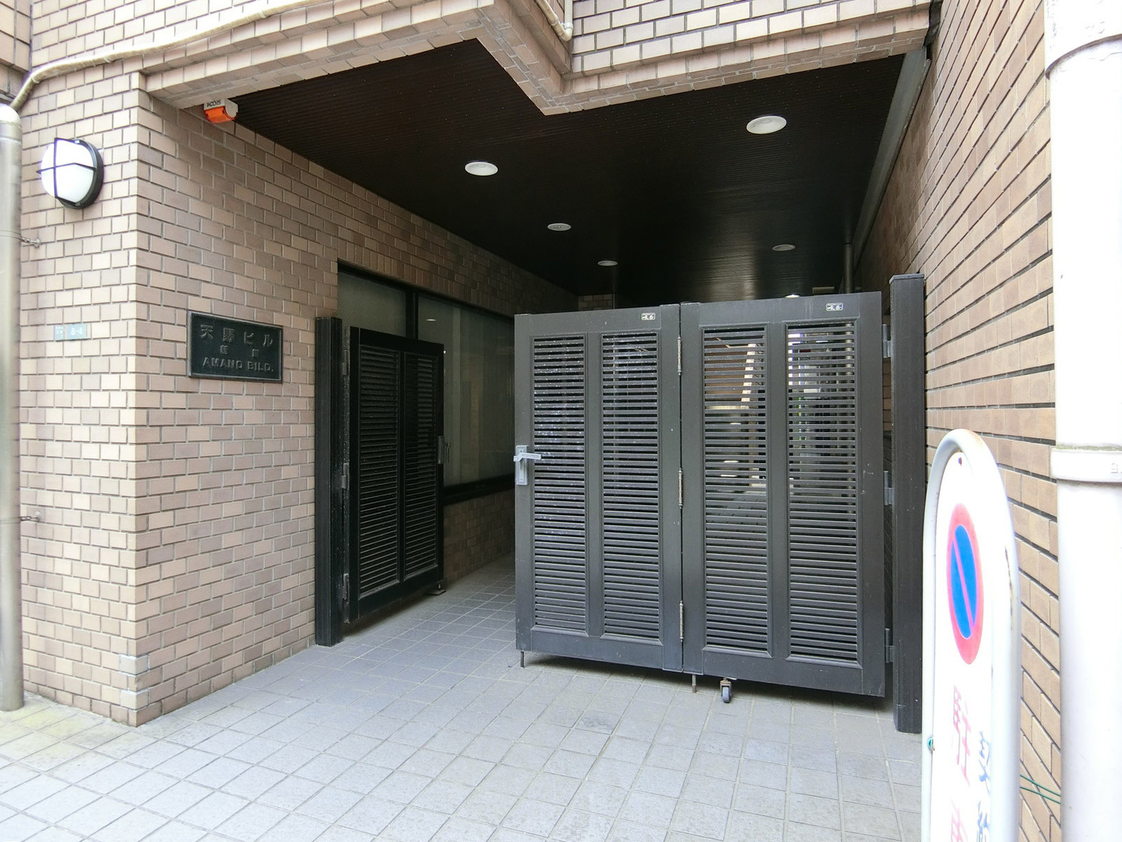 オフィスビル出入口