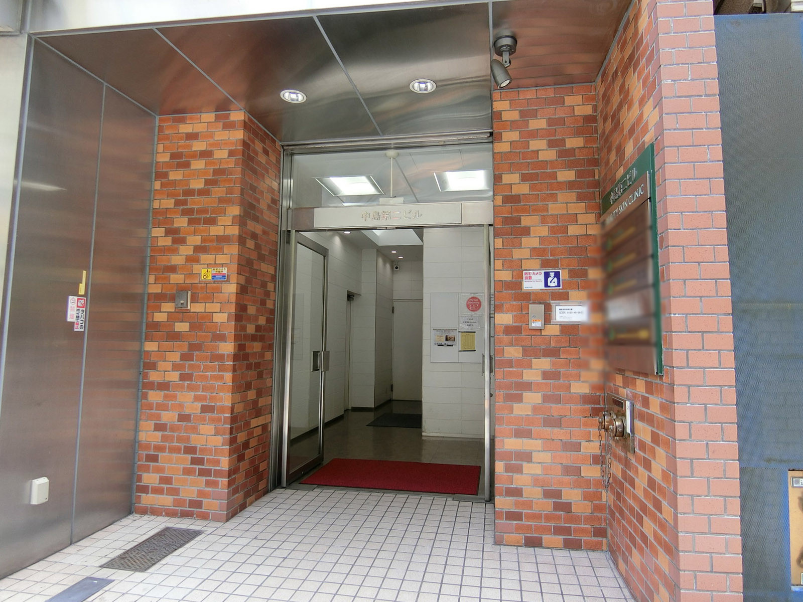 オフィスビル出入り口