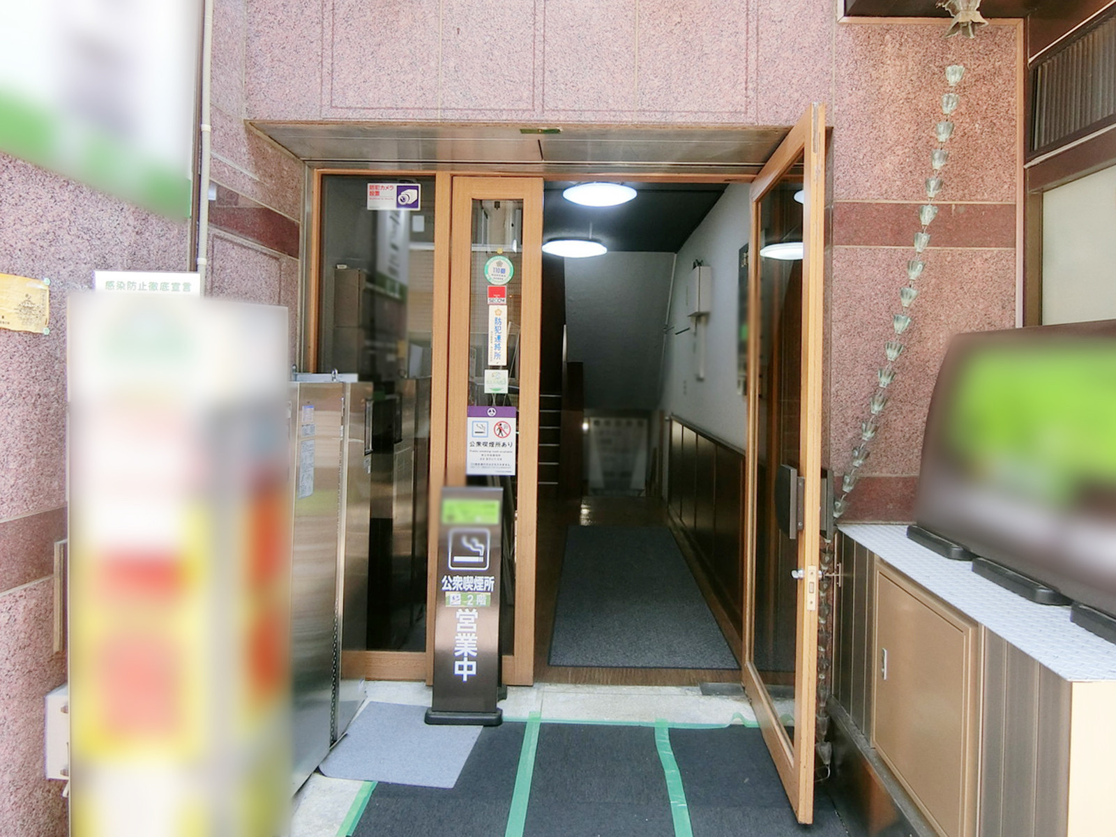 オフィスビル出入り口