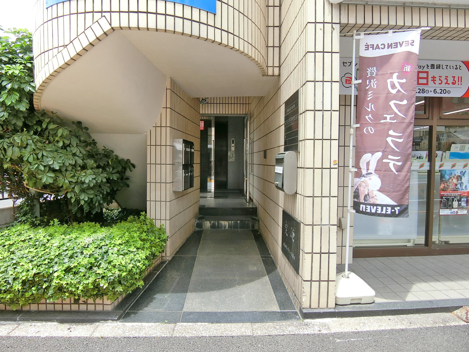 オフィス出入口