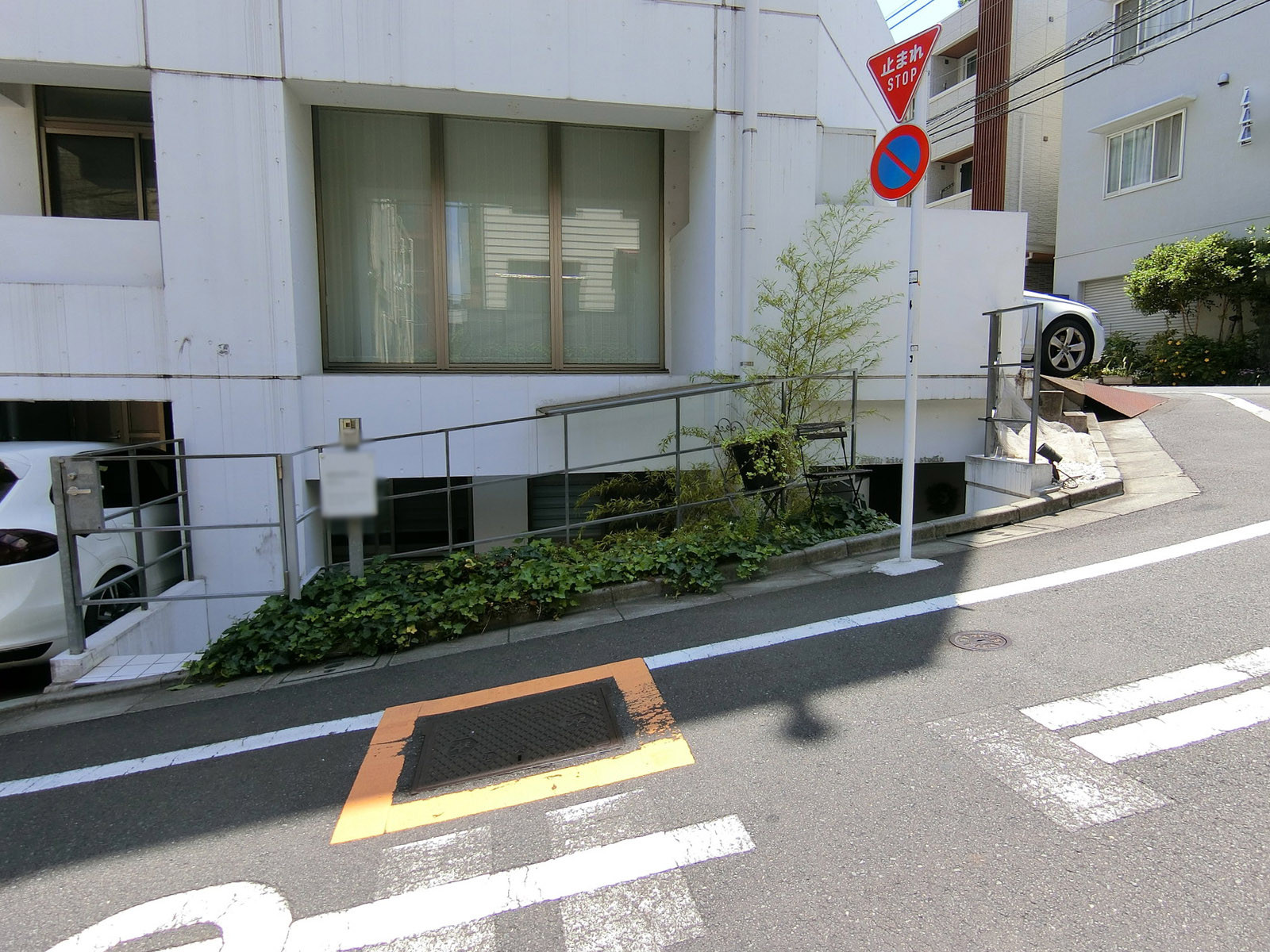 地下テナント出入り口