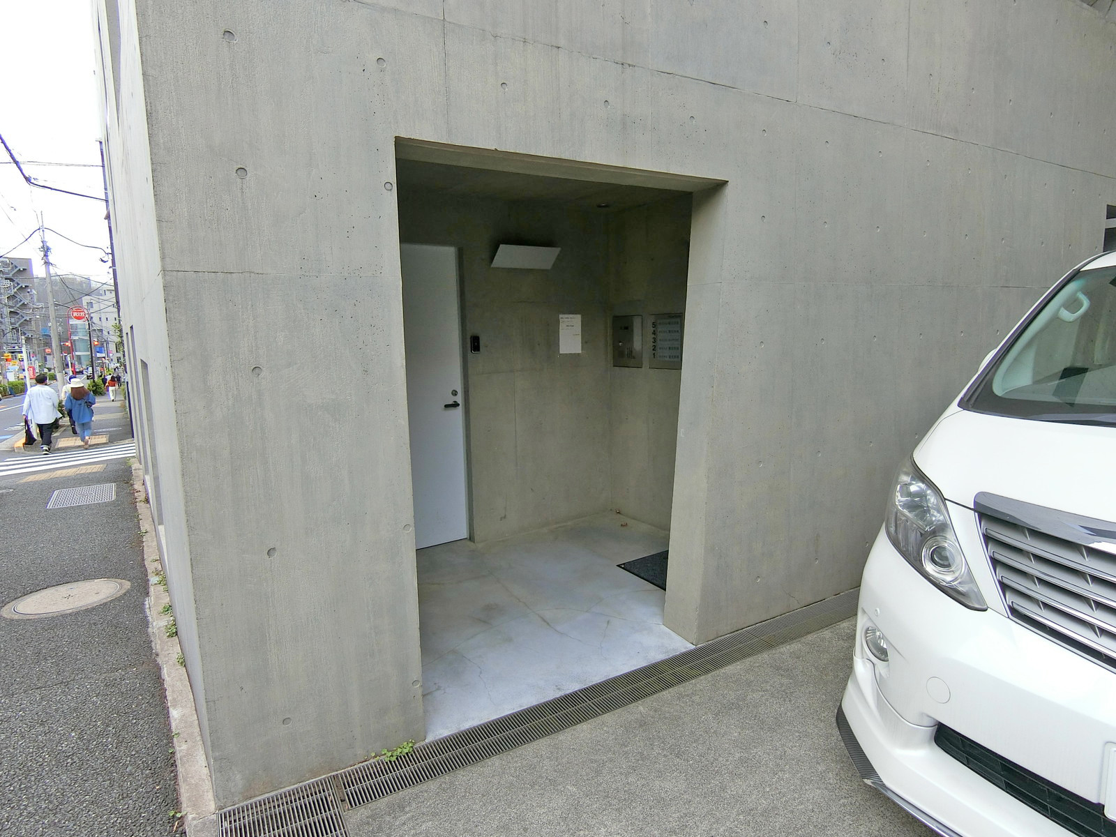 エントランス前