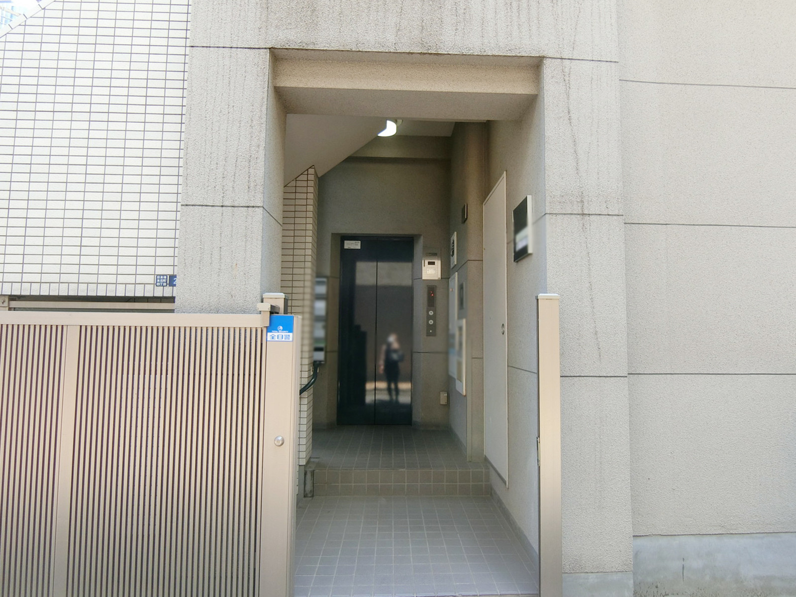 オフィスビル出入り口