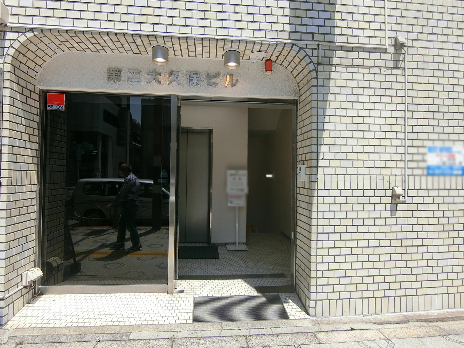 オフィスビル出入り口