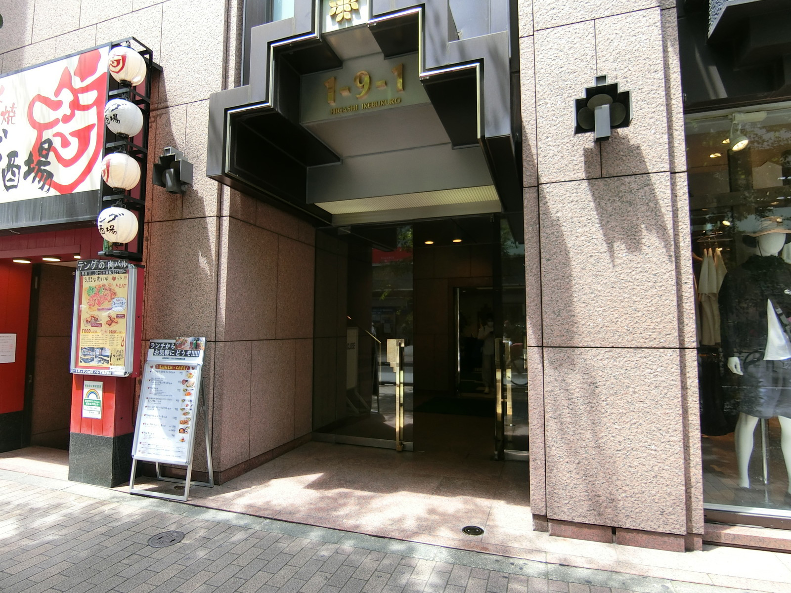 オフィスビル出入口