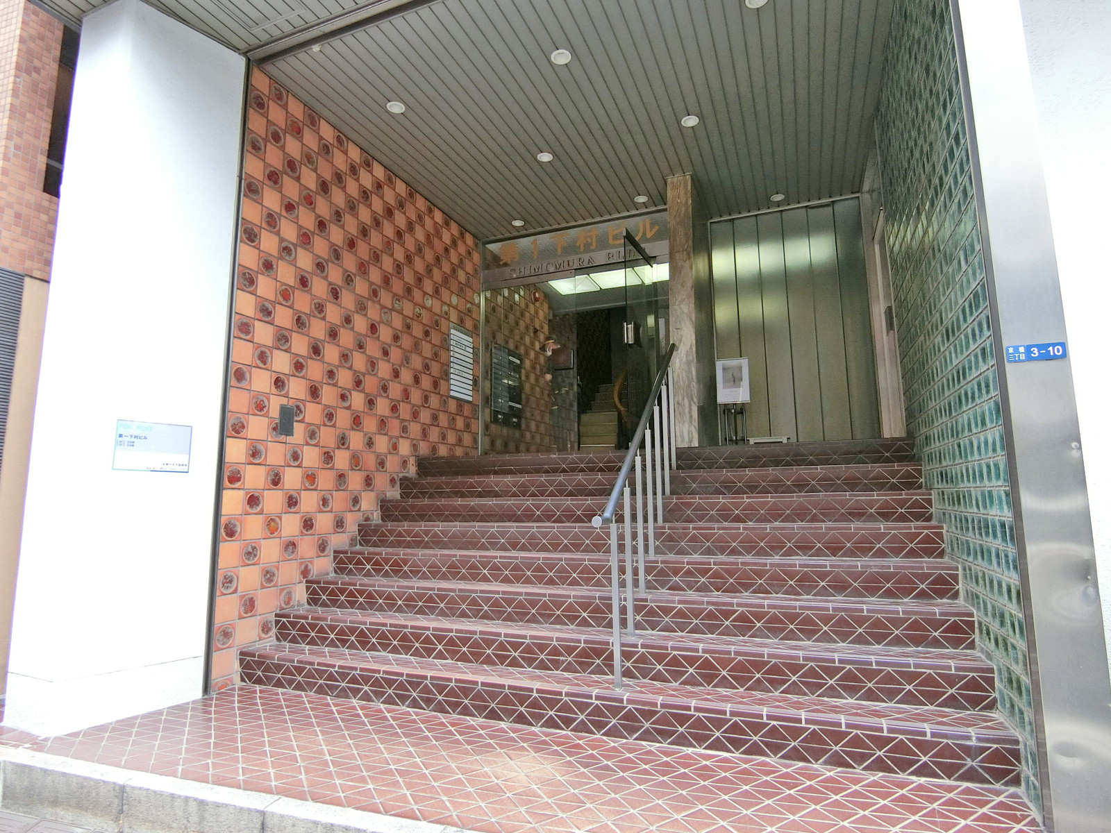 オフィスビル出入口