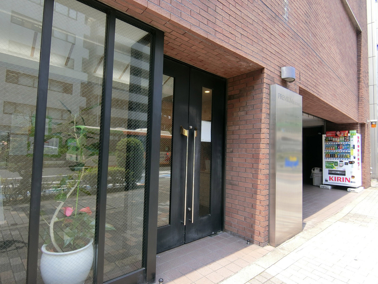 オフィスビル出入口