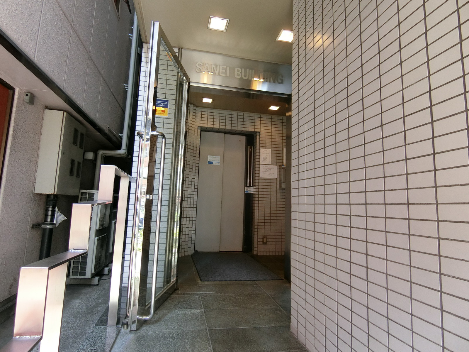 オフィスビル出入り口