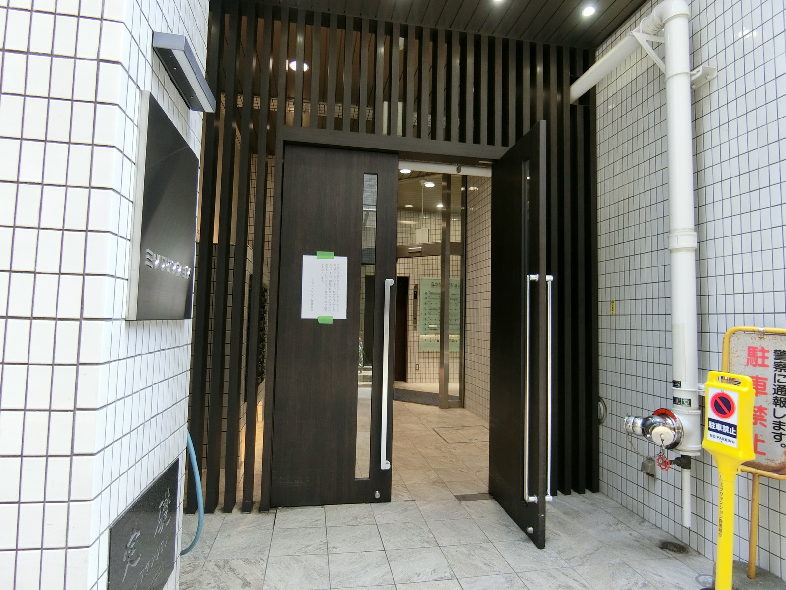 オフィスビル出入り口