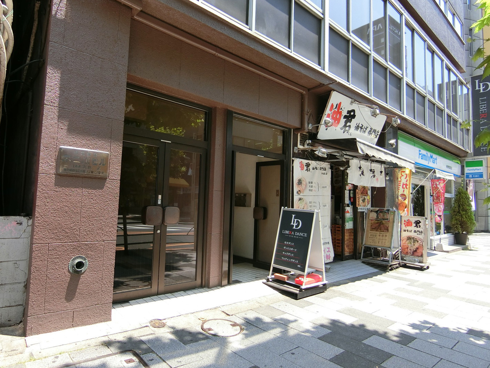 オフィスビル出入口