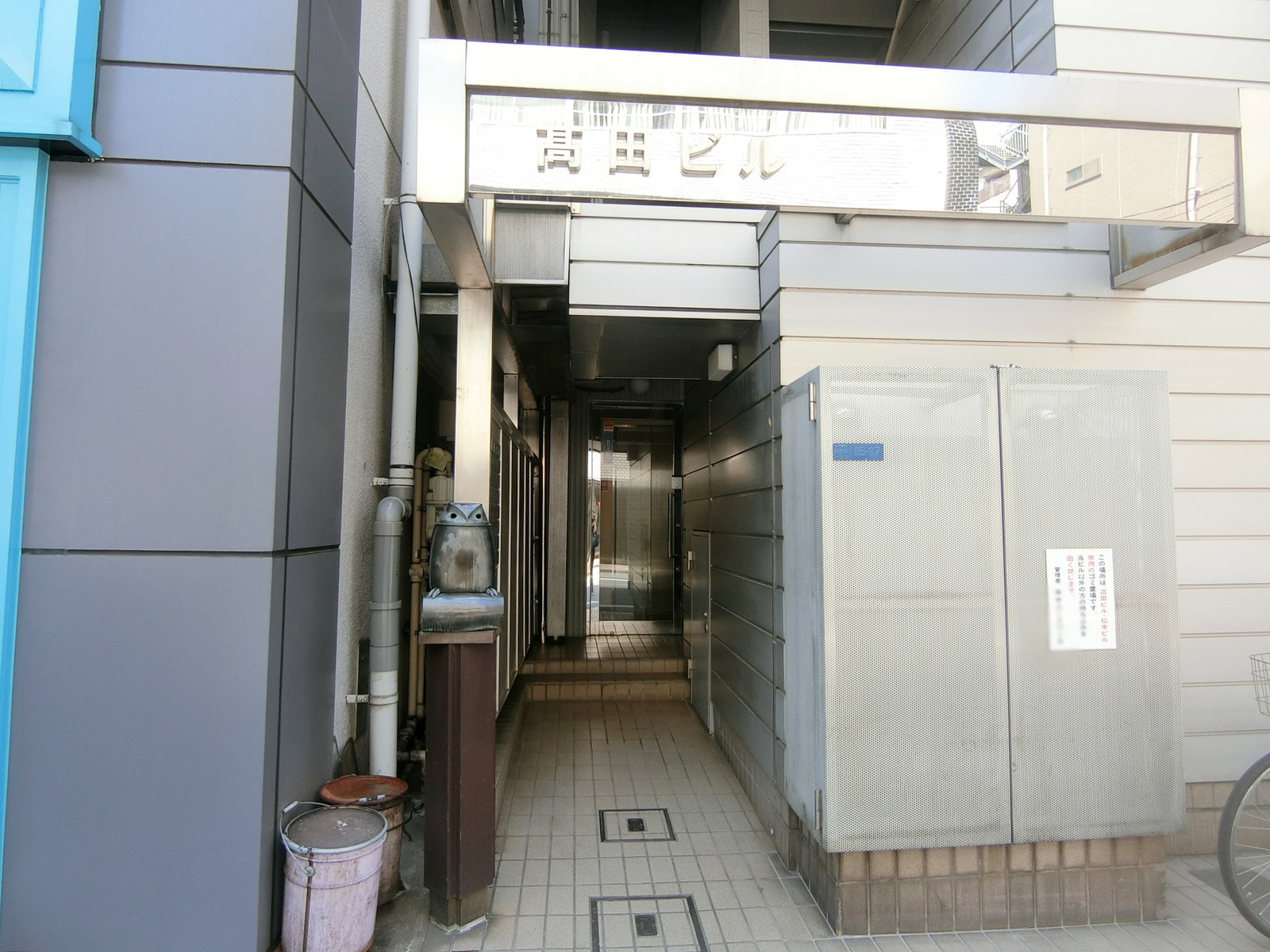 オフィスビル出入り口