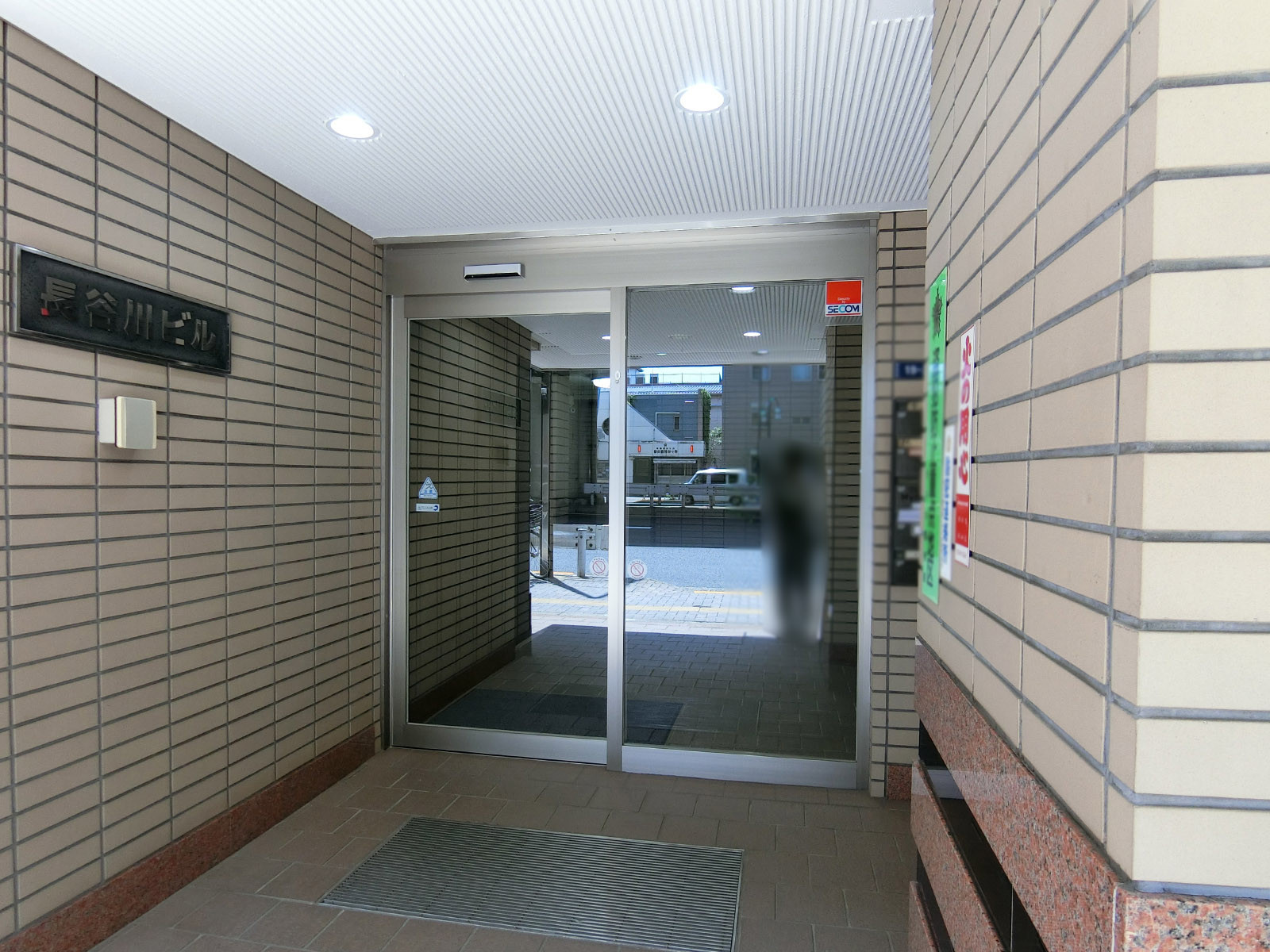 オフィスビル出入り口
