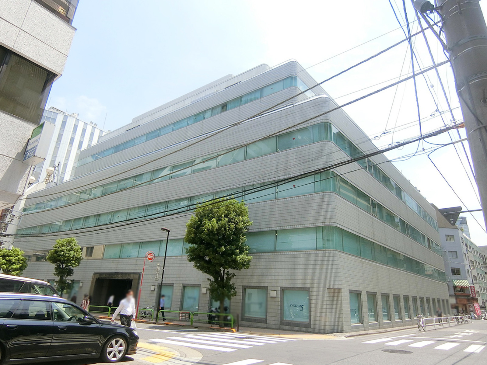 横長の外観