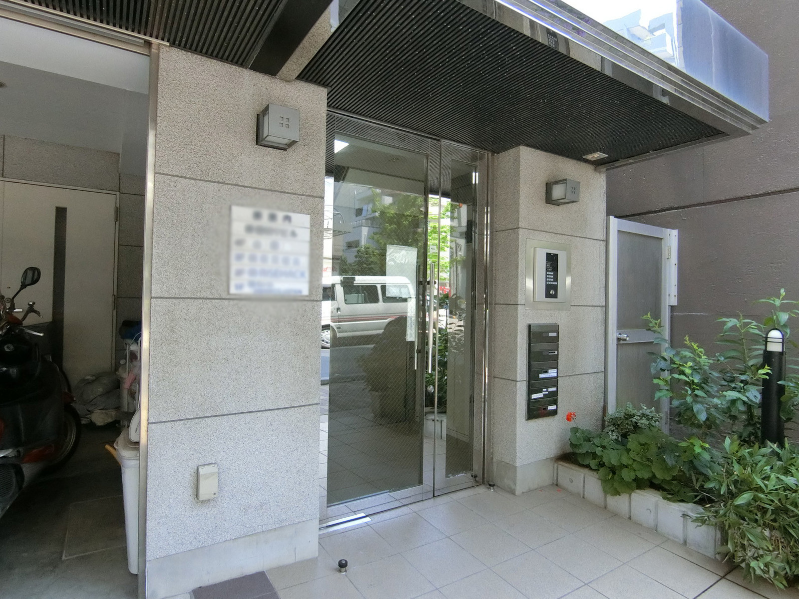 オフィスビル出入口