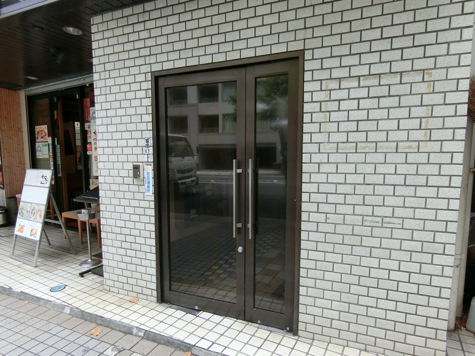オフィスビル出入口