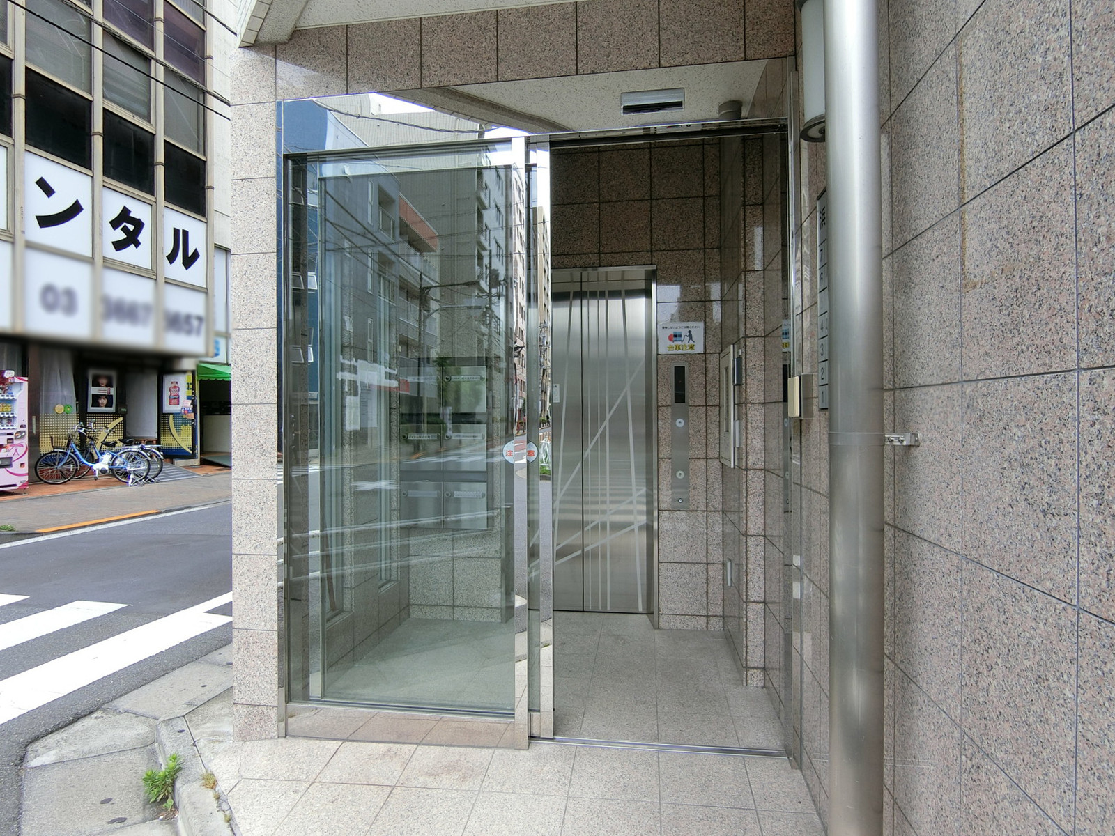 オフィスビル出入口