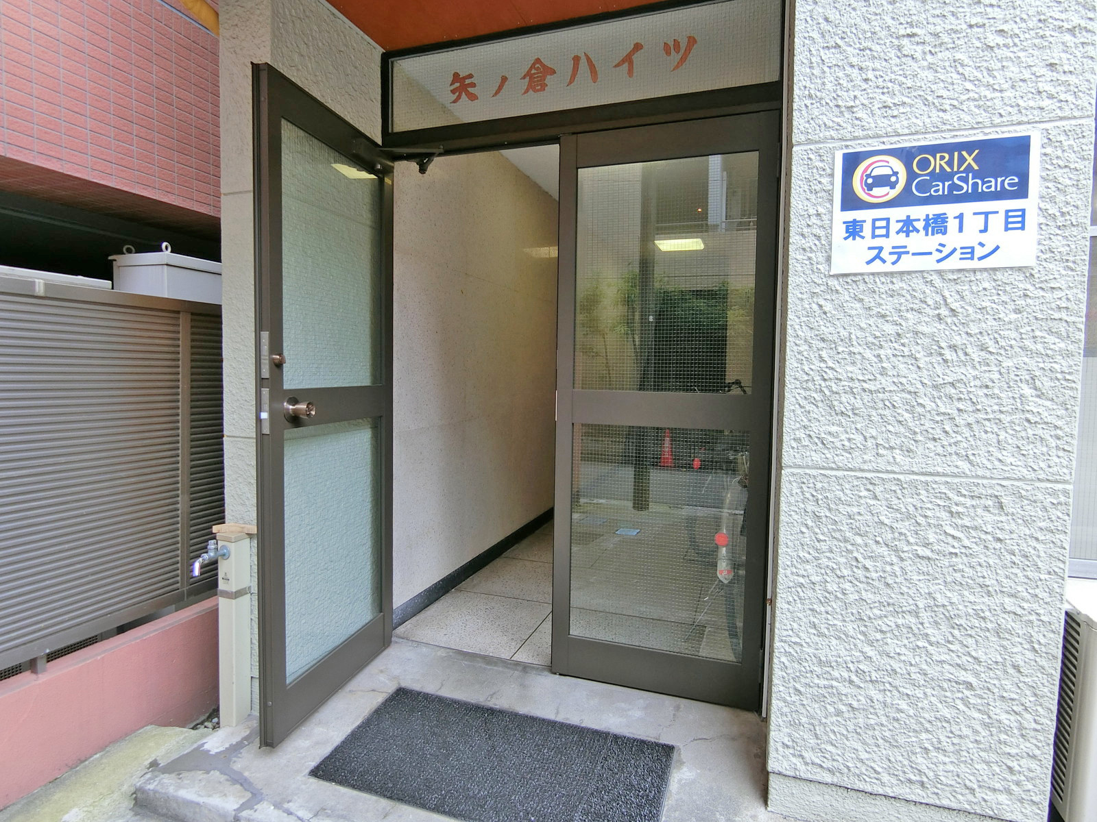 オフィスビル出入口