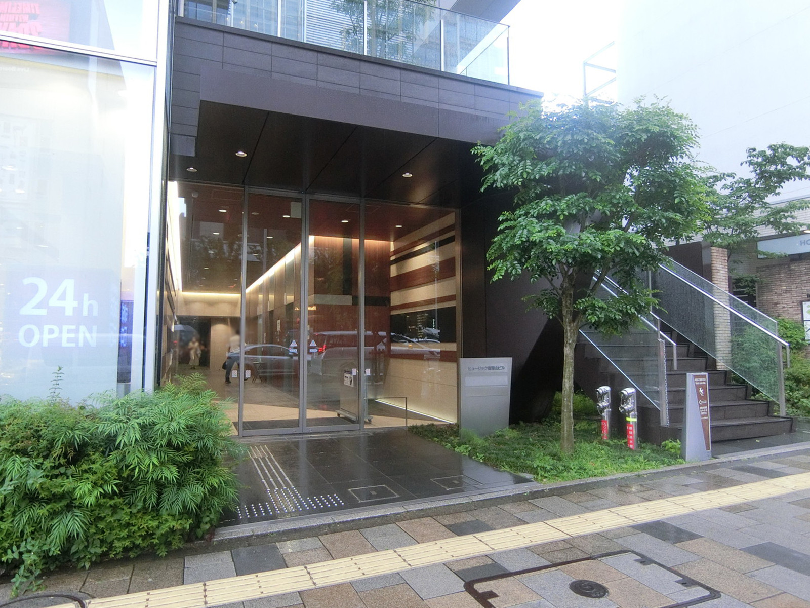 オフィスビル出入り口