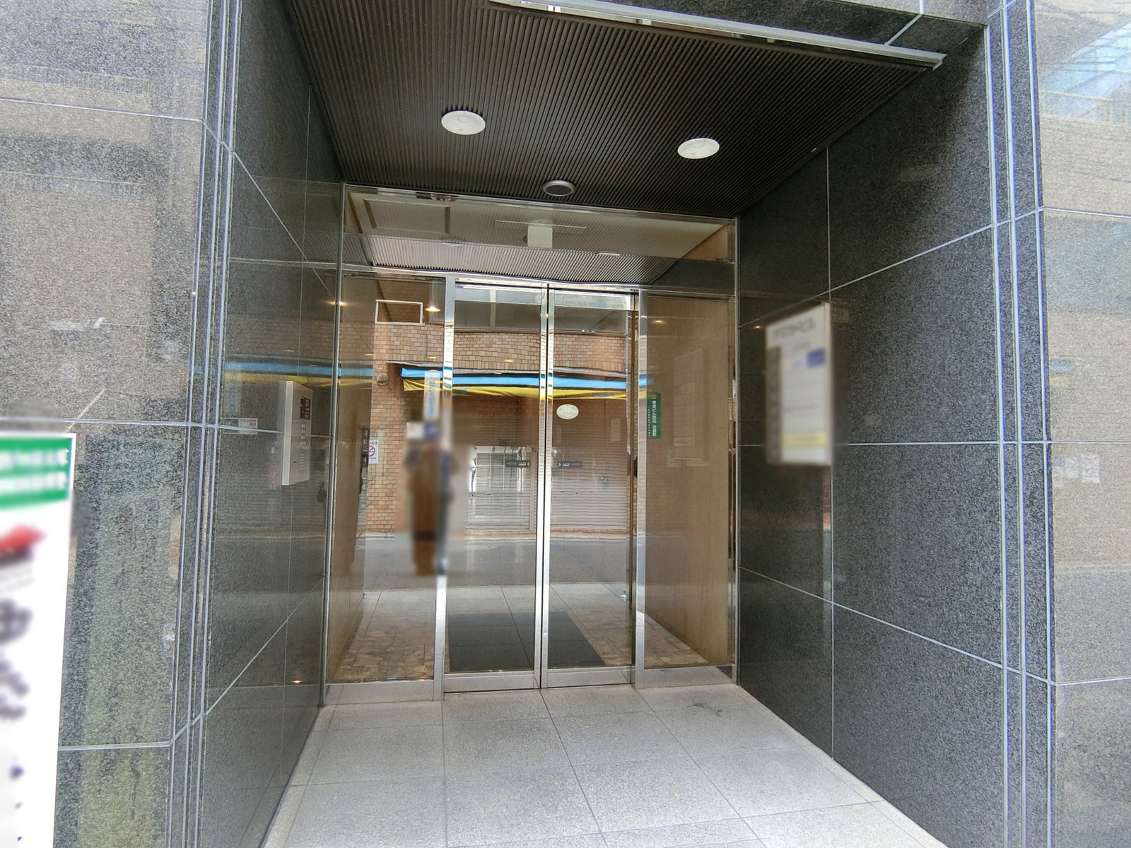 オフィスビル出入り口