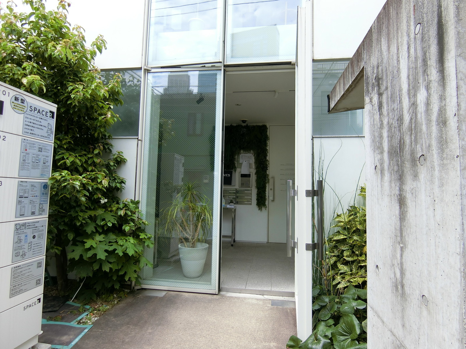 オフィスビル出入り口
