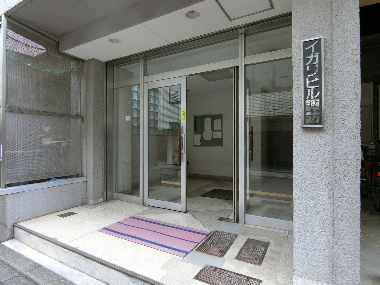 オフィスビル出入口