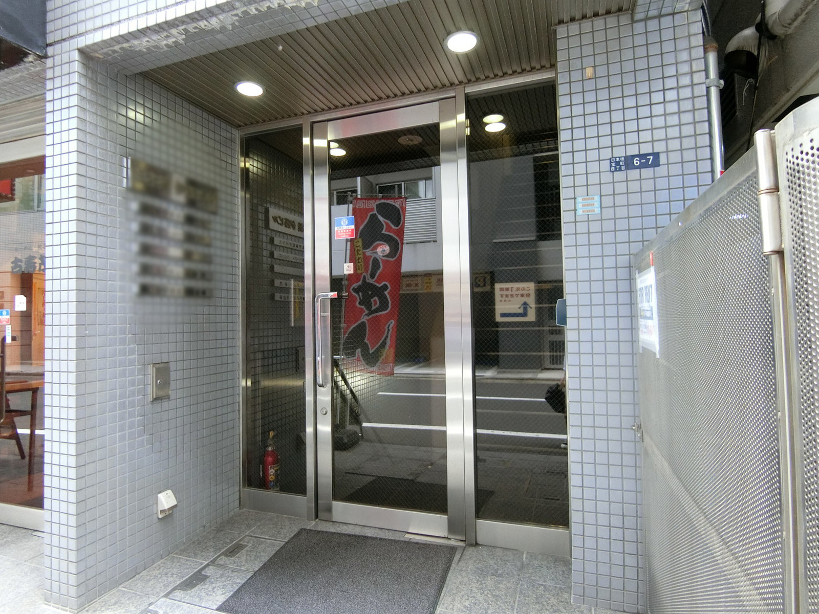 オフィスビル出入口