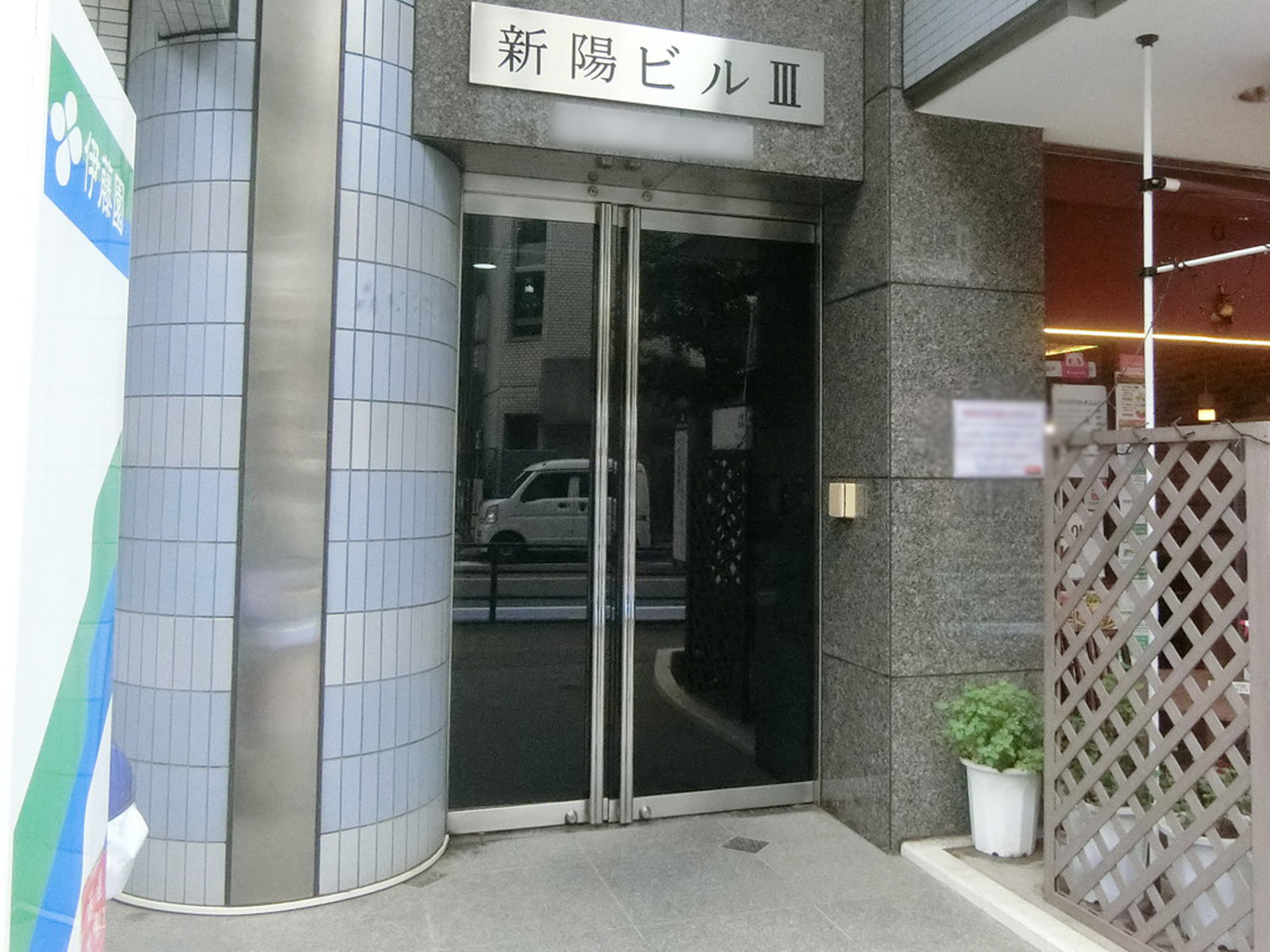 オフィスビル出入り口