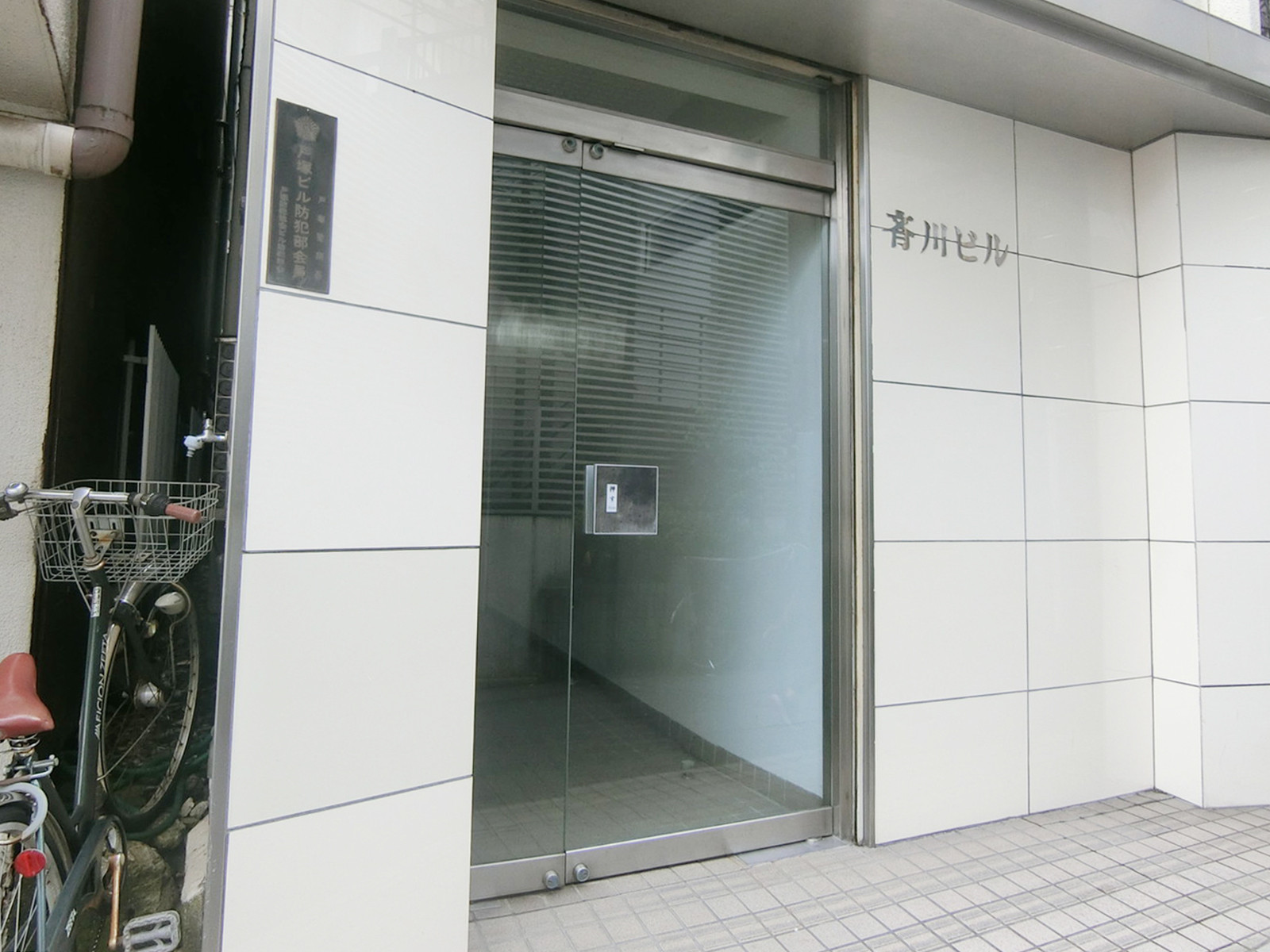 オフィスビル出入り口
