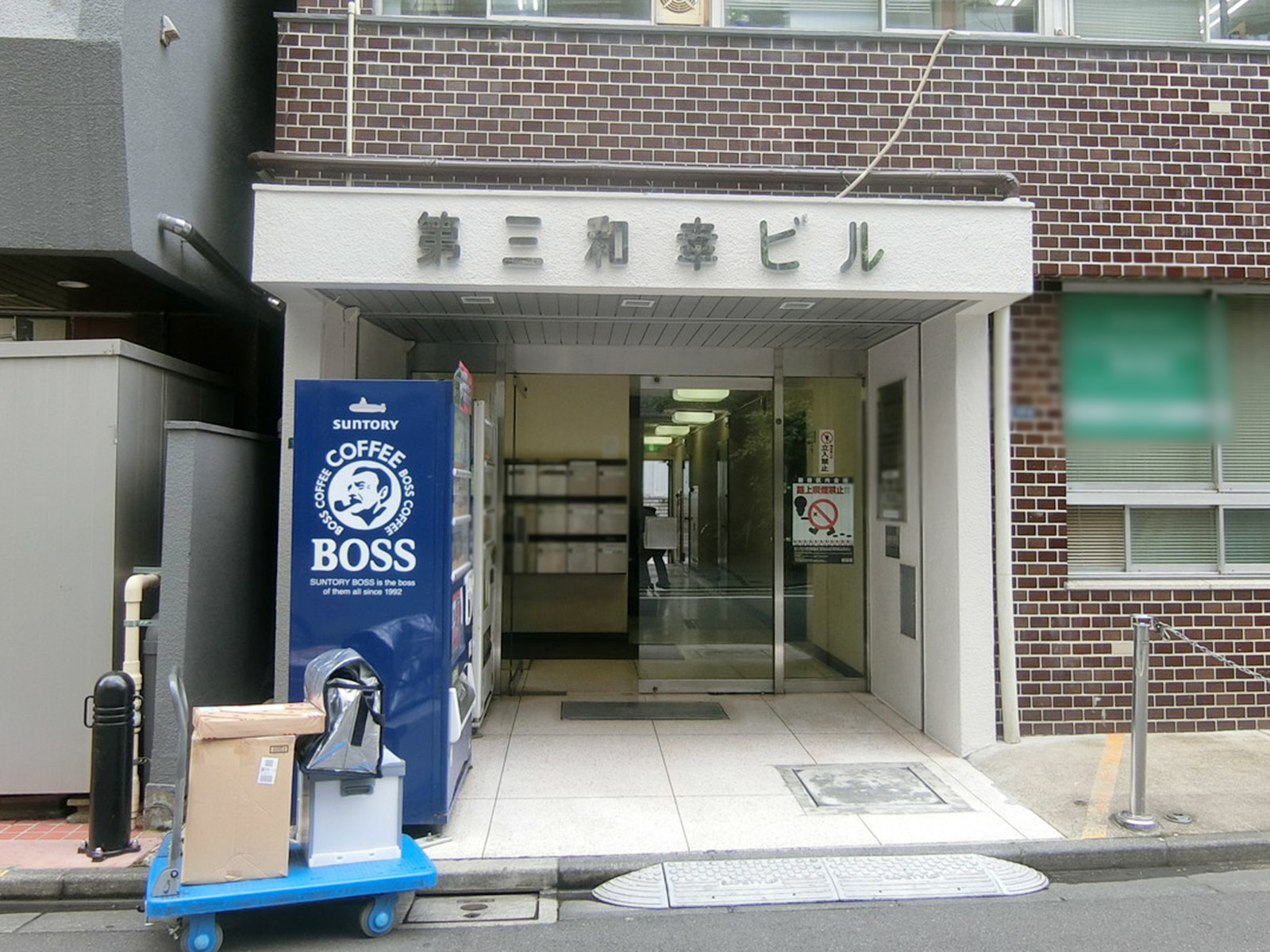 オフィスビル出入り口