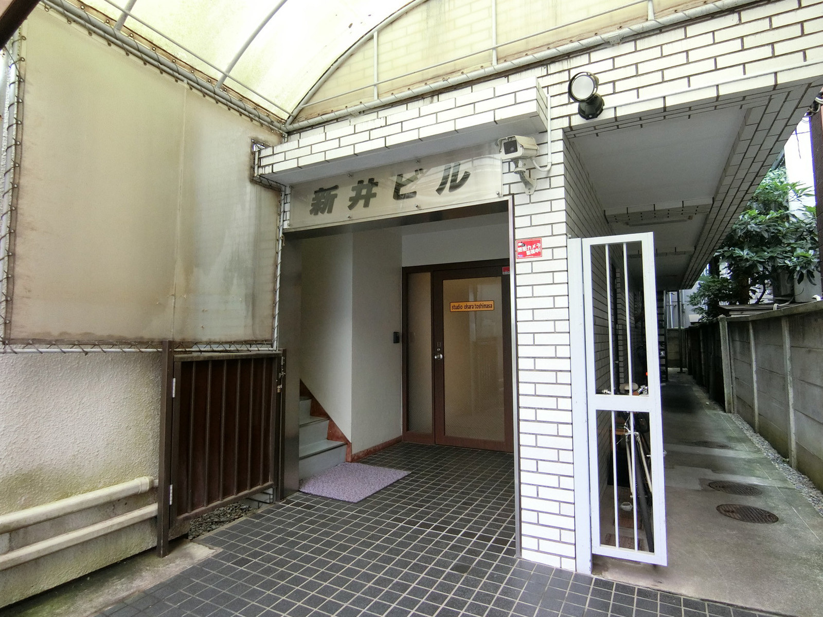 オフィスビル出入口