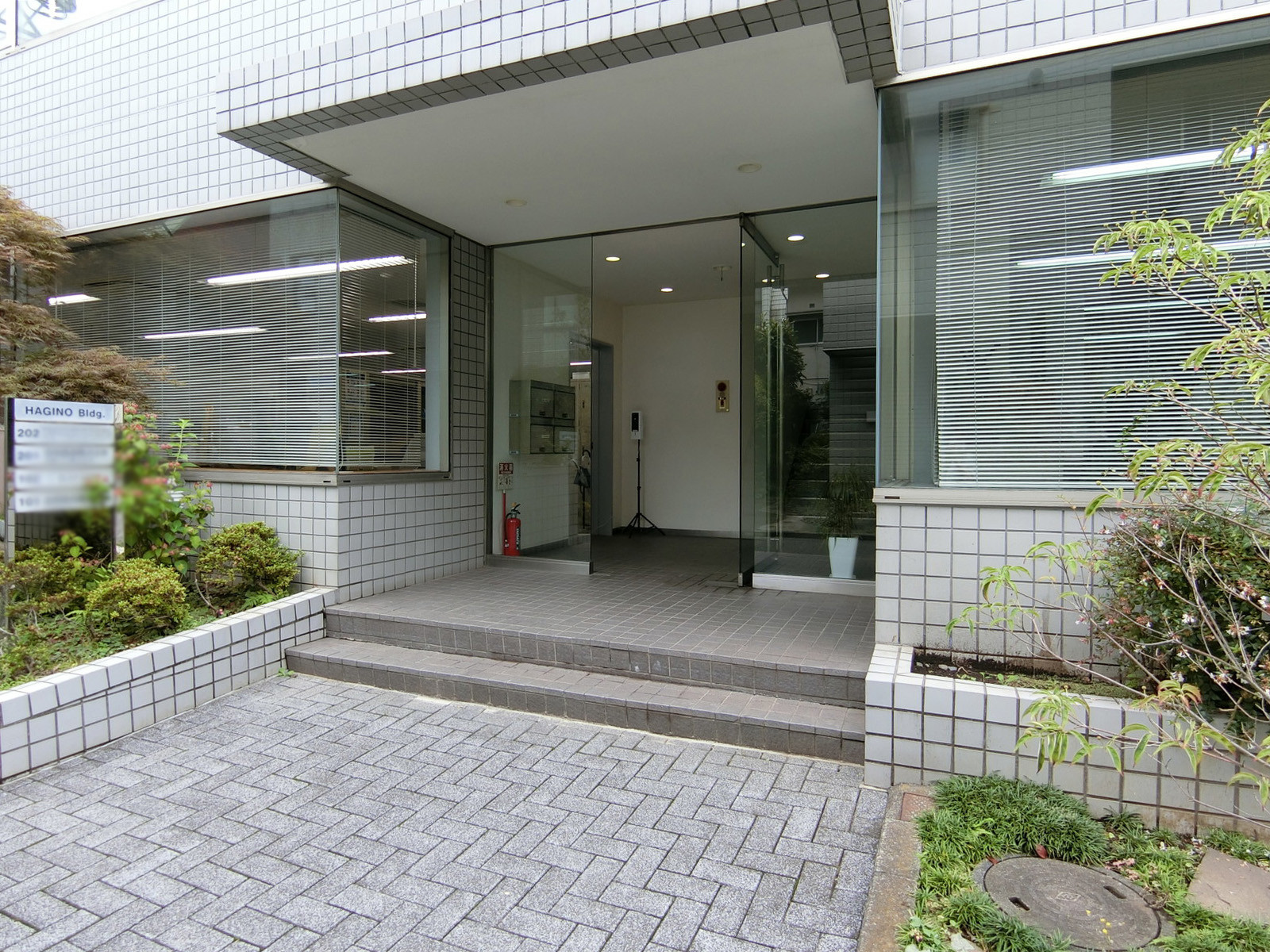 オフィスビル出入口