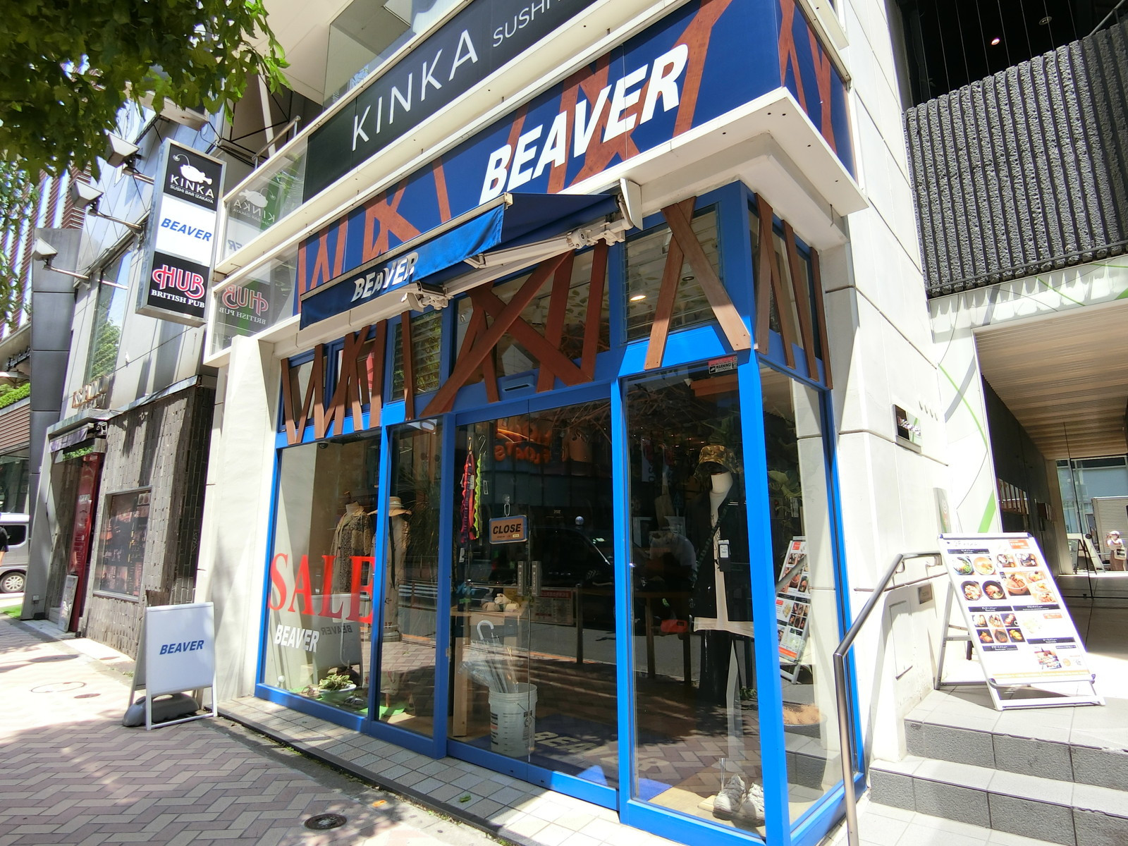 ビル1階の店舗の様子
