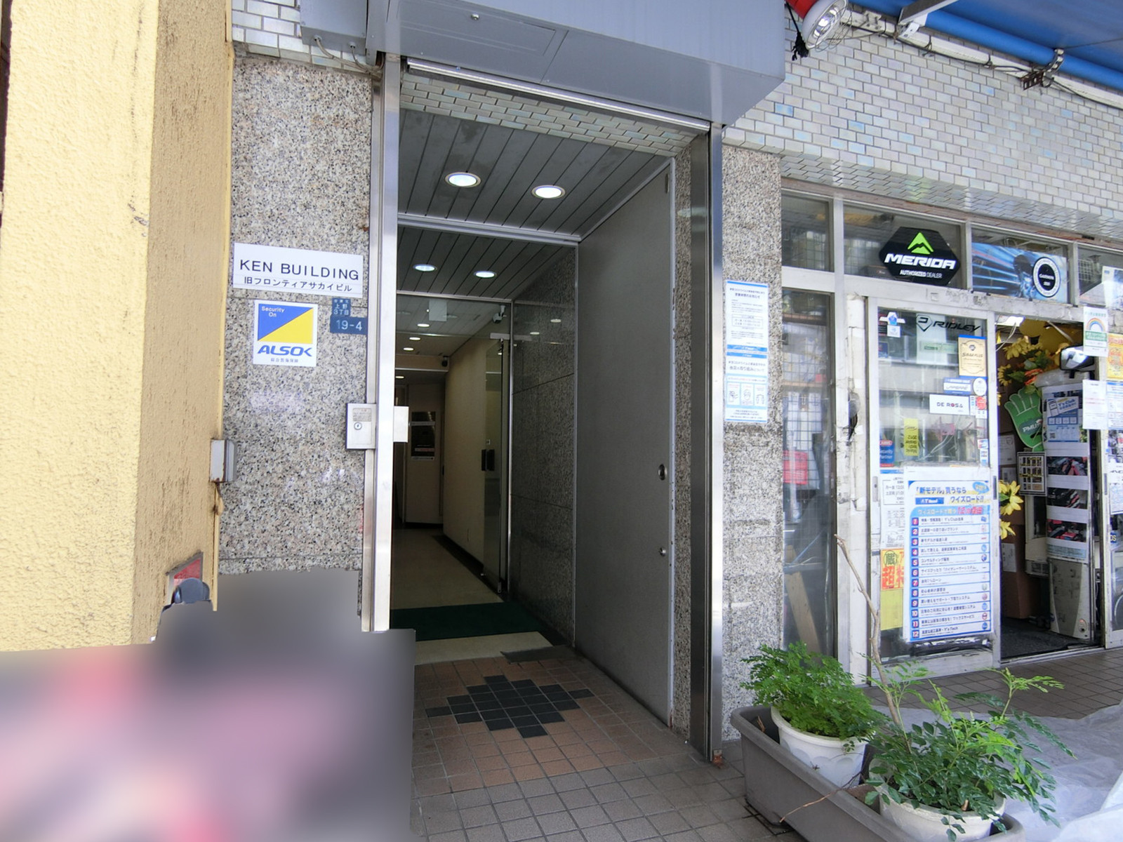 オフィスビル出入口