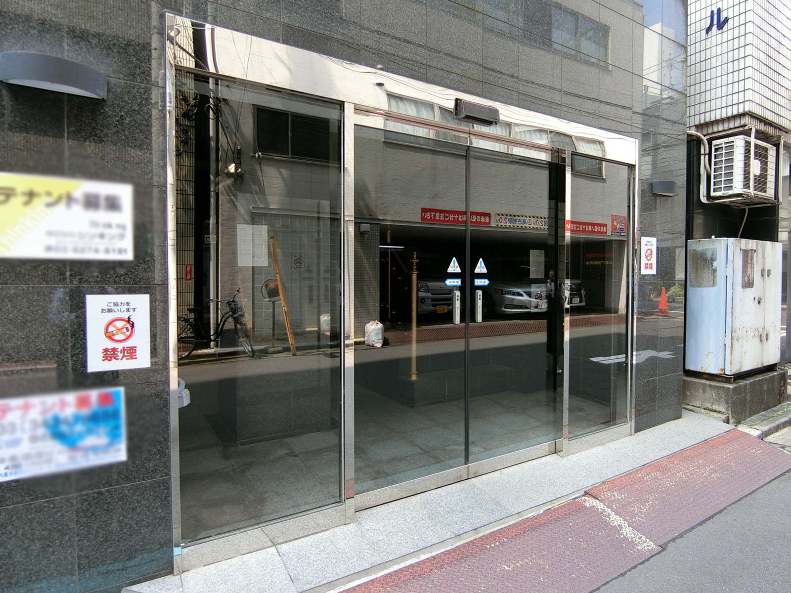オフィスビル出入口