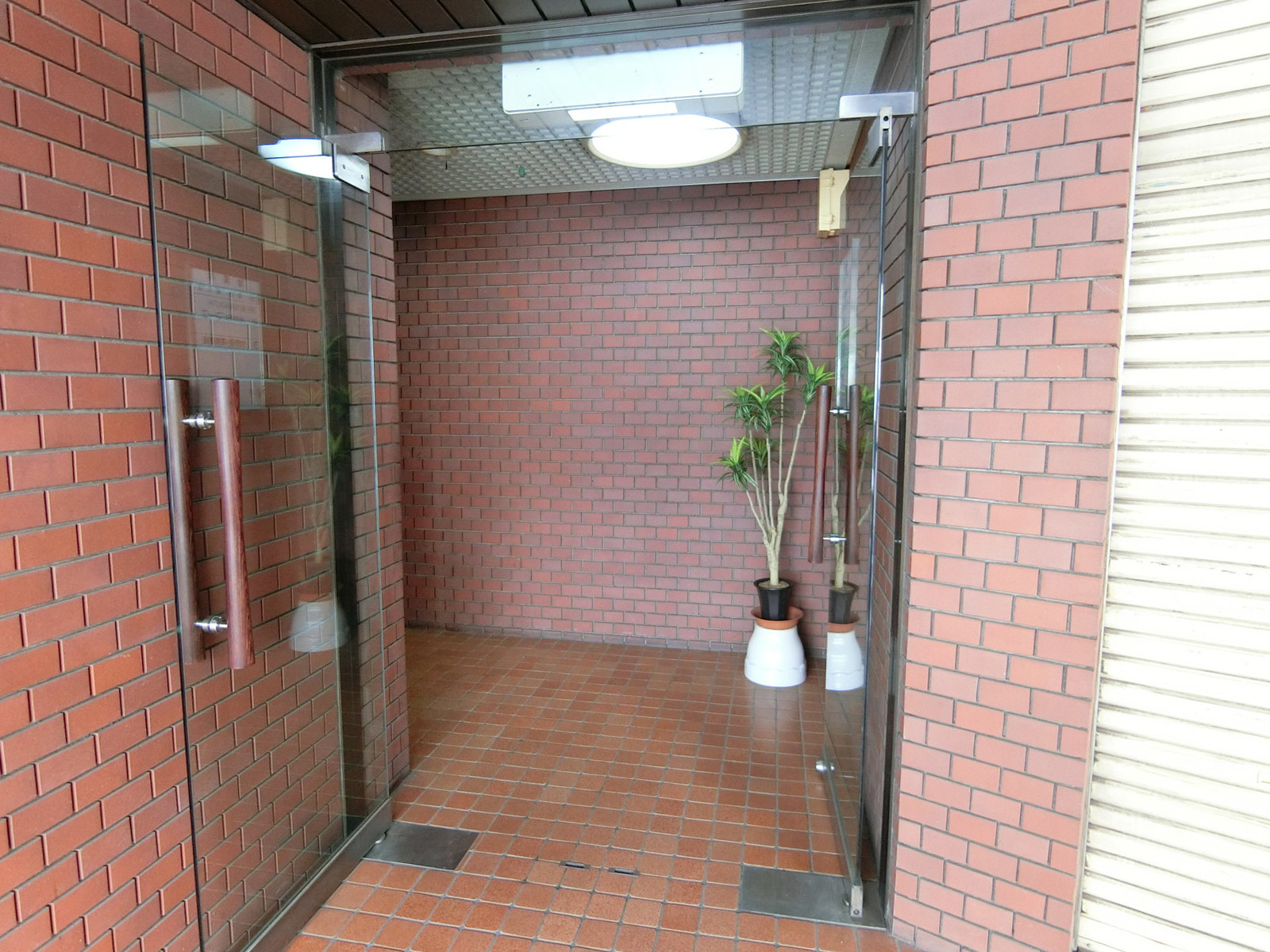 オフィスビル出入口