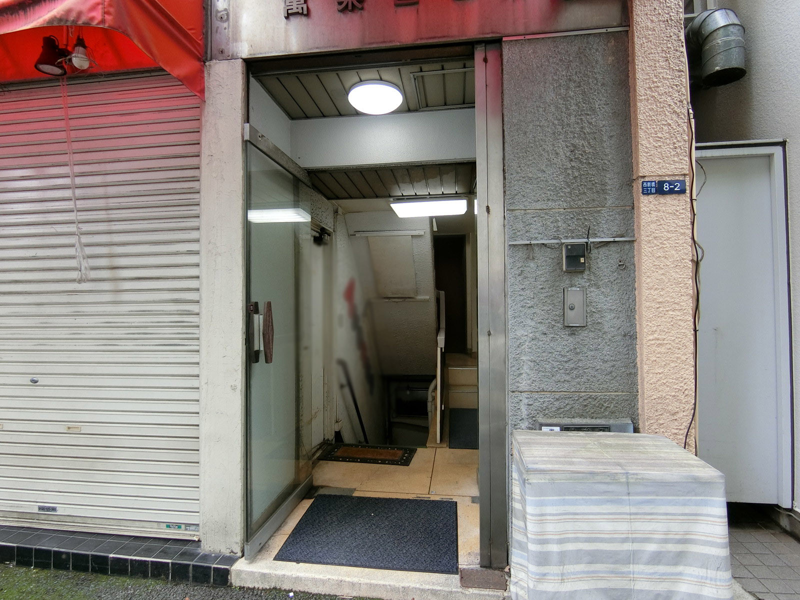 オフィスビル出入り口